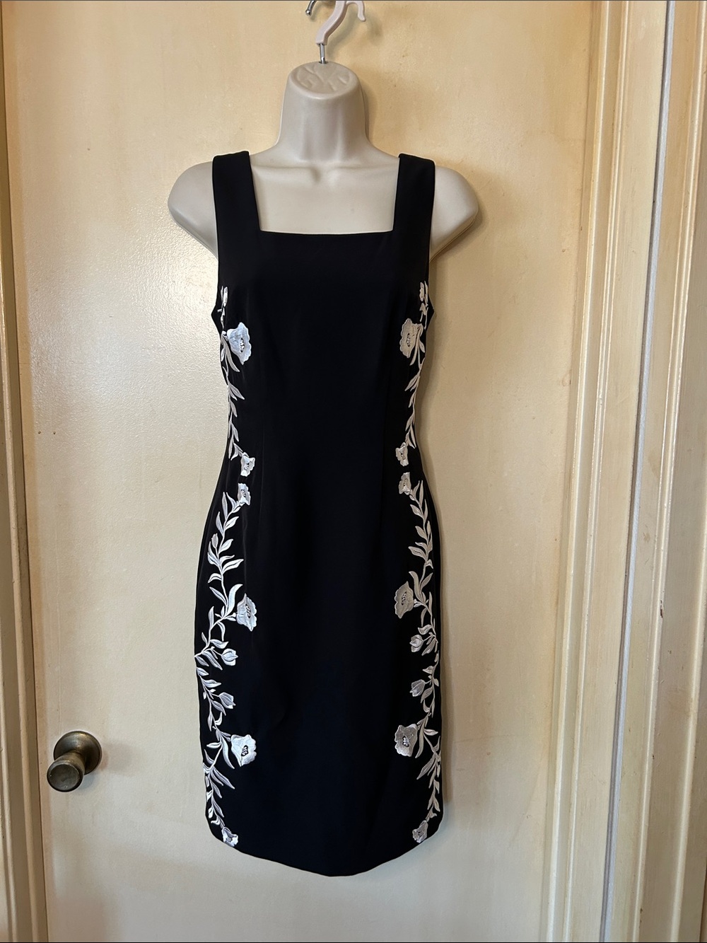 T Tahari Black Midi Sheath Dress with White Floral Embroidery size 2
